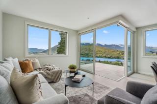 10B Level 2 - Remarkable Views and large deck - 0