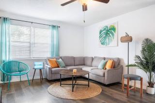 Backyard Retreat, Hot Tub, Fire Pit, 7 min to Beaches, Family & Pet-Friendly - 4