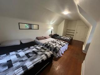 Budget Vancouver Stay - Airport & Downtown 10 & 15 Min, Free Parking & Fast Wifi - 9