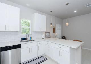 3BR 2 & half Bath Townhouse Modern Spacious Retreat Near Lake Conroe! - 4