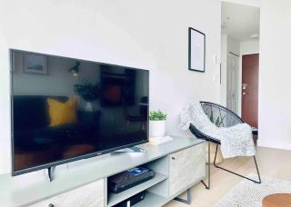 Cozy Downtown Apartment with city Views - 8