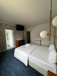 White Guest - 1
