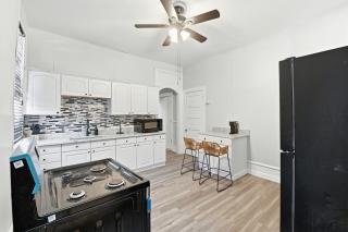 2 bedroom apartment in fox park,close to major areas - 0