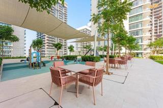 Vogue Vacation Homes, Emaar Beach Front Marina Vista near JBR and Palm Jumeirah, Two Bedroom Apartment with Balcony and Private Beach, Access to all Amenities - 3