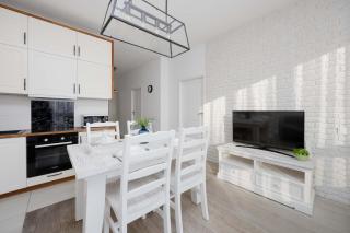 Spacious Apartment Near the Airport Parking & Remote Working by Noclegi Renters - 0