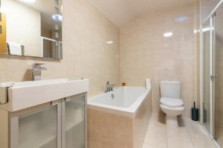 GuestReady - Spacious Home with Garden - 1