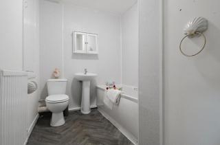 Lavish 2-BDR & Comfy 5-Beds House - Grear for Contractors and Long Stays - Close to Piccadilly & Etihad - Fast Speed WiFi - Sleep 7 - Free On-Site and On-Street Parking - Garden - 6