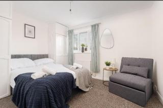 Lavish 2-BDR & Comfy 5-Beds House - Grear for Contractors and Long Stays - Close to Piccadilly & Etihad - Fast Speed WiFi - Sleep 7 - Free On-Site and On-Street Parking - Garden - 0