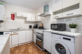 Lavish 2-BDR & Comfy 5-Beds House - Grear for Contractors and Long Stays - Close to Piccadilly & Etihad - Fast Speed WiFi - Sleep 7 - Free On-Site and On-Street Parking - Garden - 8