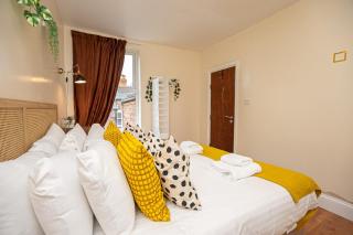 Group-Friendly 4-Bedroom House Near Nottingham Arboretum & Castle - 6