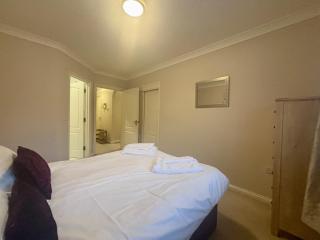 Bracknell Spacious 2 Bedroom Apartment - 6