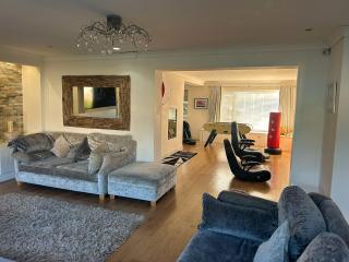 Luxury 5 Bedroom Group House near Cardiff Sleeps 13 with Sauna and a Games Lounge - 4