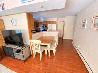 Spacious 2-bedroom apt in the Crest - 3