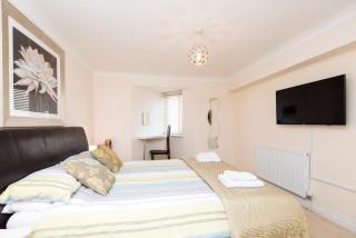 Russell Court 2 - Beautifully furnished modern apartment with parking and views over Looe river and town - 4