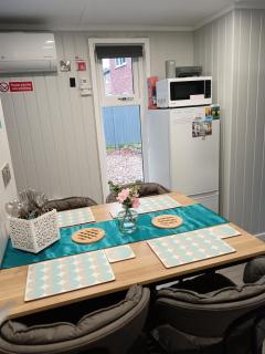 Peaceful 2-bedroom guesthouse, Parking, Wi-Fi, Sleep up to 4, Private entrance - 8