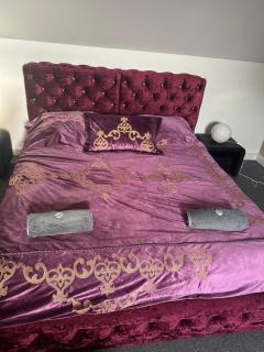 B&M Jeccuzi Studio self-check in - 0