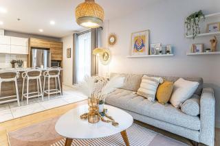 Vibrant Chic 2BR with Parking & Gym Near Downtown & Airport - 5