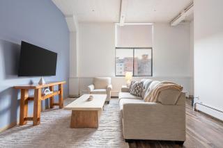 Landing Modern 1BD Courtyard - 9