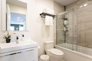 Comfy Spacious 2BR Condo with Parking & Gym Near Downtown & Airport - 7