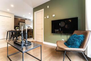 Comfy Spacious 2BR Condo with Parking & Gym Near Downtown & Airport - 1