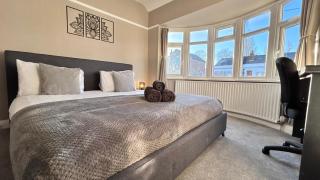 Fully Furnished New Malden 3BDR Home with Parking Washer Dryer and Garden near Kingston - 9