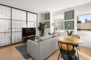 Times Square Studio King Bed Steps to Broadway - 6