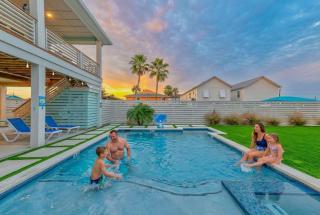 The Back Yard Heated Pool Hot Tub Views - 2