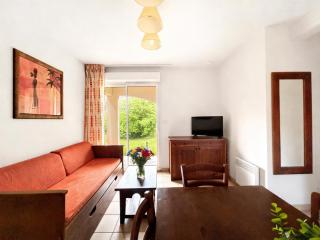 T3 familial avec piscine et parking, résidentiel - 8