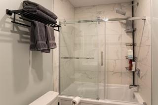 203 - Fantastic Cozy New 2 Queen Condo with Gym, DT&Airport - 2