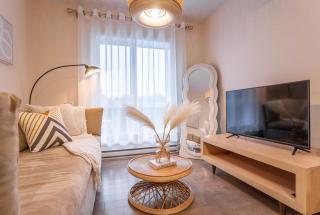 Private 2 Queen Bedroom Suite with Parking & Gym Near Downtown & Airport - 4