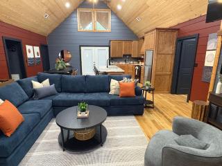 New! Sauna, HotTub, Pizza Oven, Shakes, Cozy Cabin - 8