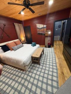 New! Sauna, HotTub, Pizza Oven, Shakes, Cozy Cabin - 2