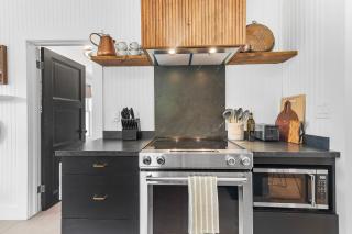 Designer Cottage Near Beach, Singer Island & Peanut Island! - 5