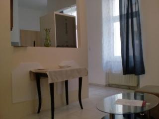 Apartment Charmante Wohnung in Fünfhaus mit Garten by Interhome - 2