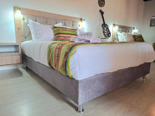 Colonial Home next to plaza grande tour guide - 4