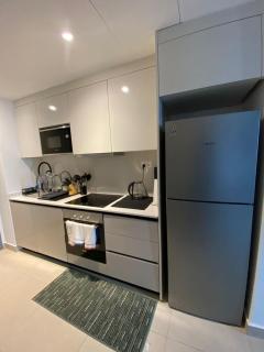 Luxury 1 Bedroom Penthouse with Backup Power and Fast WiFi near Airport - 6