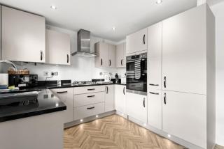 Stylish Innsworth home with garden & parking - 5
