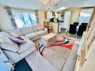 2 Bedroom Caravan RW50, Thorness Bay, Dog Friendly, Free Wifi - 3
