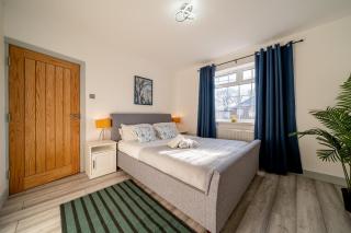 Spacious 6 Bedroom House Airport - 6