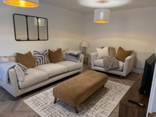 Luxury Contractor 4 Bed Home Sleeps 8 Cardiff Airport Parking - 0