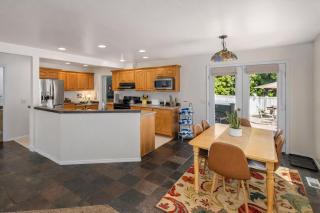 All Seasons Getaway by NW Comfy Cabins - 6