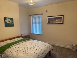 Modern two Bedroom Home in Hartshill Great Location Easy Transport - 4