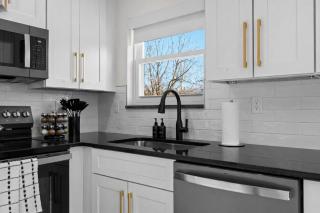 Modern 1BR 1BA Eastpointe Apartments - Pet-Friendly - 6