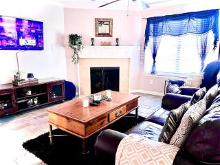 Vibe in this Spacious luxury home in central Houston 4bed 2bath - 6