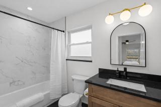 Convenient 1BR 1BA Apartment in Eastpointe - 5