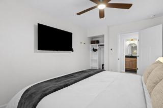 Convenient 1BR 1BA Apartment in Eastpointe - 3
