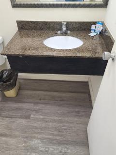 Relax Inn And Suites - 3