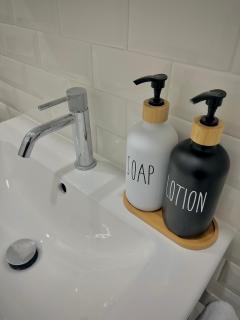 Your cozy Caribbean-inspired stay just 1 hour north of Toronto - 1