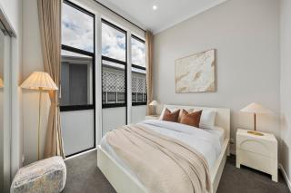 Group Stay - Showroom Home - Sleeps 10 - Parking - 4