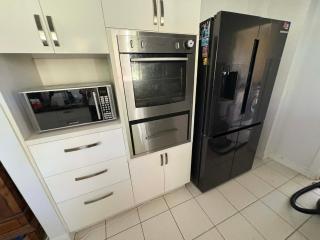 Comfy Queen bed in a friendly home - 7